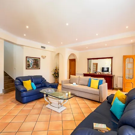 Villa In Albufeira Near Santa Eulalia Beach Vila *