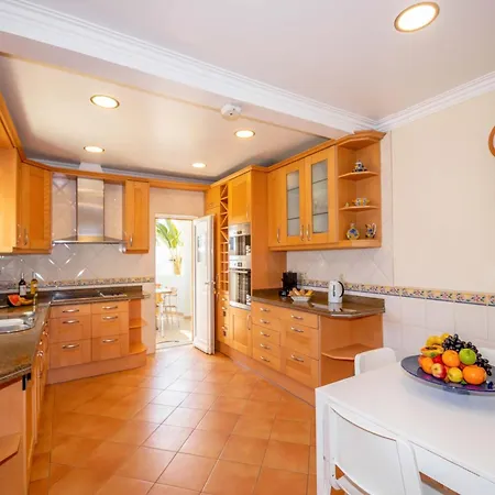 Villa In Albufeira Near Santa Eulalia Beach Vila *