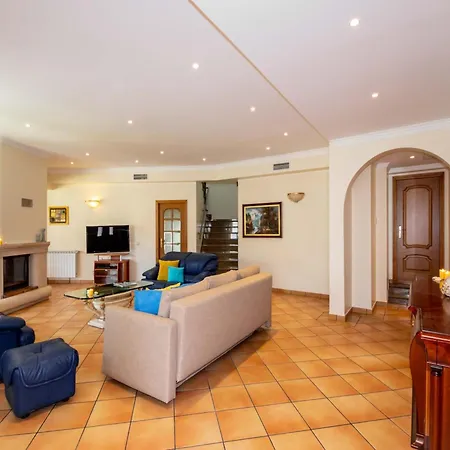 Vila Villa In Albufeira Near Santa Eulalia Beach *